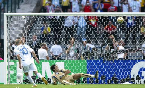 足球中落叶球,勺子球和圆月弯刀有什么区别?_