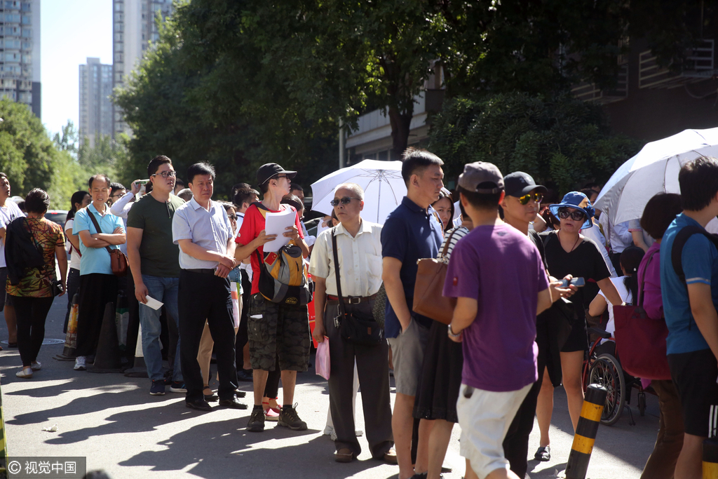 北京二手房市场交易火爆 过户黄牛号叫价12万元