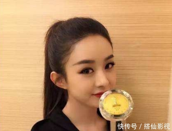 赵丽颖坐完月子首现身,小蛮腰抢镜瘦成纸片人