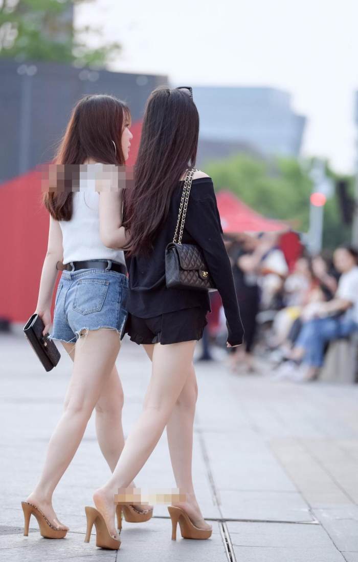 街拍:牛仔小美女穿美女热裤与v牛仔初中对比,有学生短裤北京姐姐图片