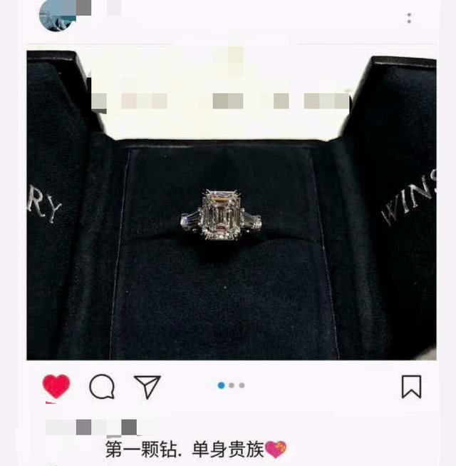 黄子韬晒照称对现状很满足，和女性朋友逛街的他还买了颗大钻戒！