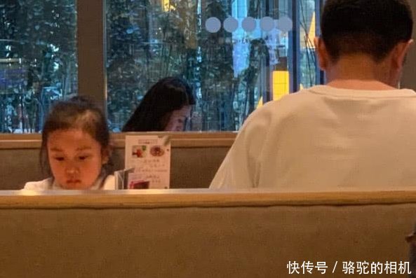 贾乃亮独自带着女儿现身餐厅,如今甜馨的长相