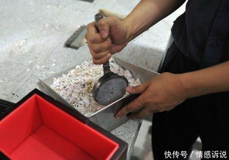 妻子生下龙凤胎去世,在骨灰里发现一根铁丝,丈夫脸都气绿了