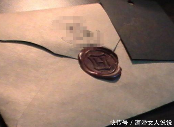 父亲去世，几个儿子争房子，只有女儿收拾父亲衣物，看到衣物傻了