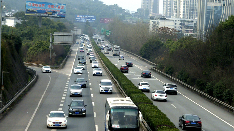 长假近尾声 渝武高速公路返程高峰初显