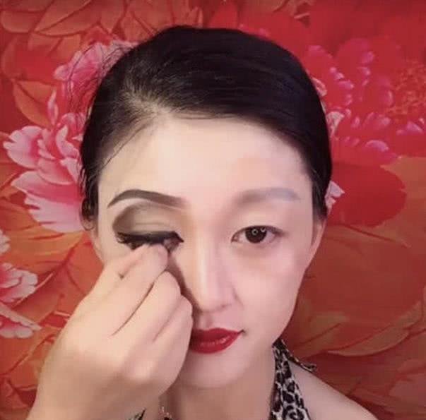 奇闻女孩首次直播卸妆,卸妆前后判若两人_【快