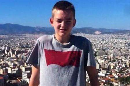 瘦小哥没有条件去健身房, 只好徒手健身, 坚持一