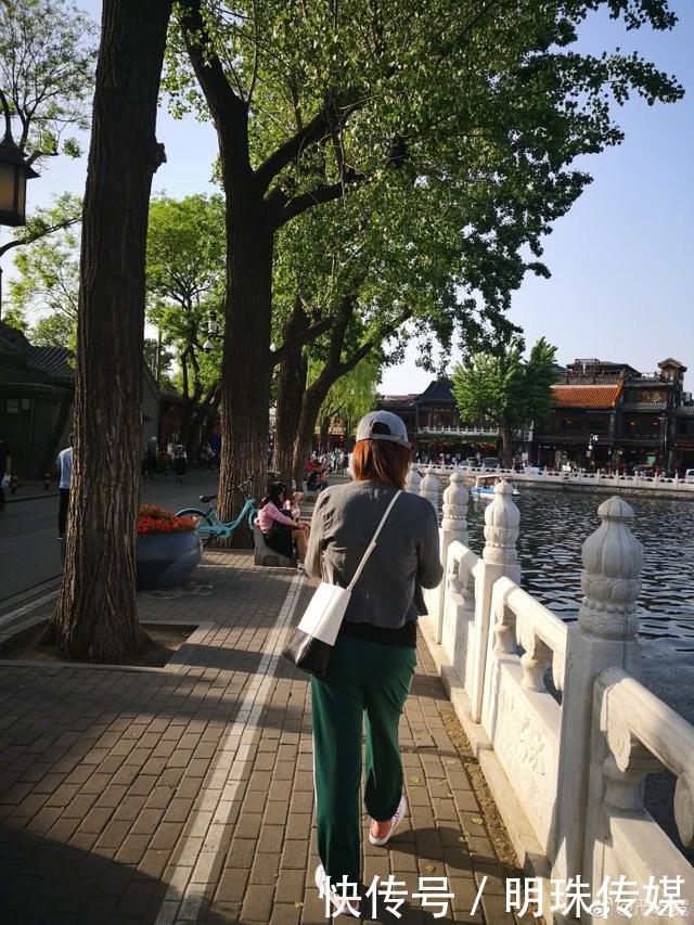 严屹宽陪怀孕妻子杜若溪每天一万步,再过一个