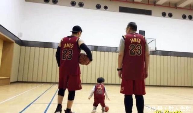 杨颖带小海绵海外旅游,学维多利亚单手抱娃,晒