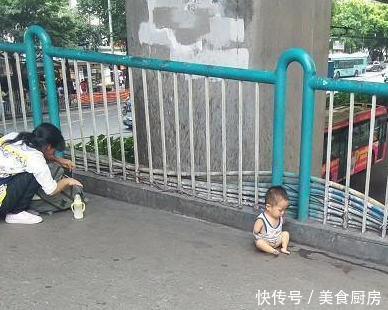小孩未断奶就失去双臂,在大街上乞讨,背后原因