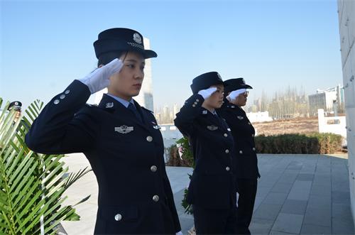 民警们向烈士纪念碑敬礼