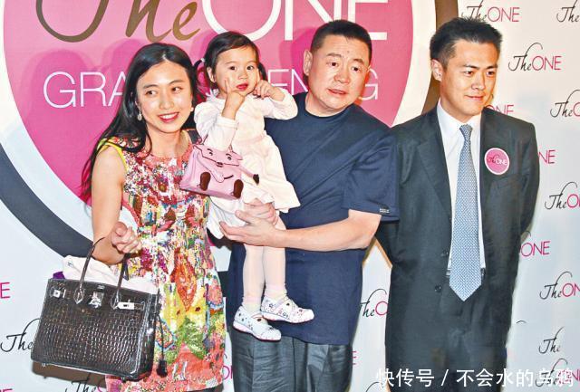 香港千亿富豪大刘带吕丽君7岁儿子出门,陪甘比
