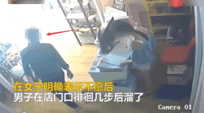 男子带宠物去宠物店，见老板穿的衣着暴露，“看上”了女老板