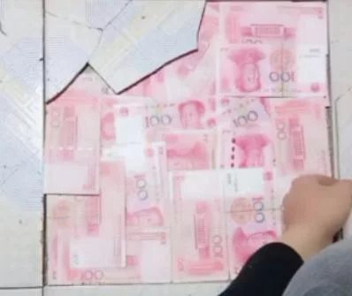 女子打扫卫生时不小心砸碎地板,感觉不对劲,丈