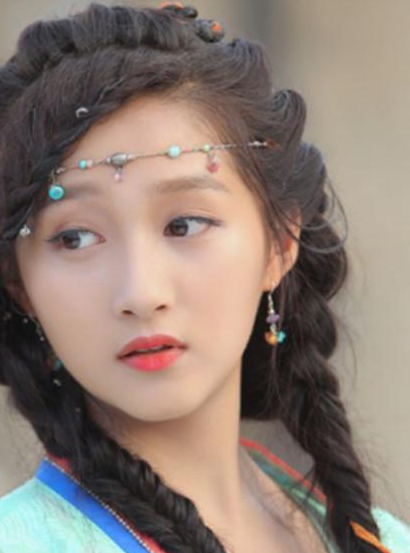 扎麻花辫最美的4位少女,关晓彤灵动,宋祖儿清