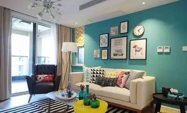 客厅的主题颜色主要是蓝绿色为主,背景墙做了简单的装饰画处理.