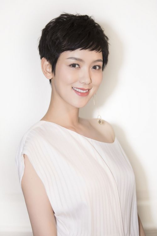 李晓峰亮相意大利电影周红毯 露肩白裙惊艳四座
