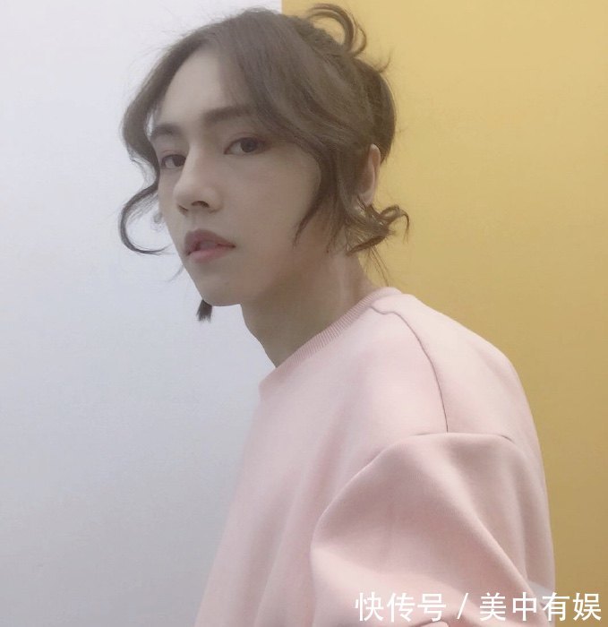 《偶像》练习生发博晒照,蔡徐坤justin被赞超会