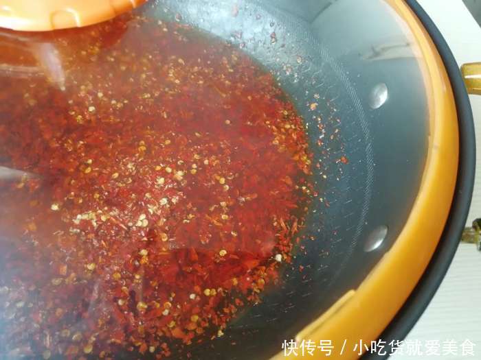 在家也能自制辣椒油?又红又香, 比饭店的都好