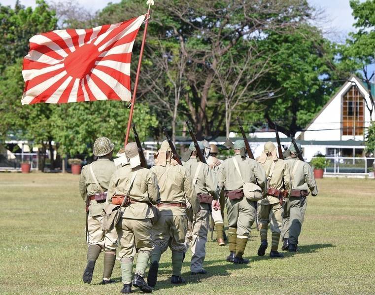 当地时间3月25日,菲律宾军事爱好者在奎松城的阿吉纳尔多军营(菲国家
