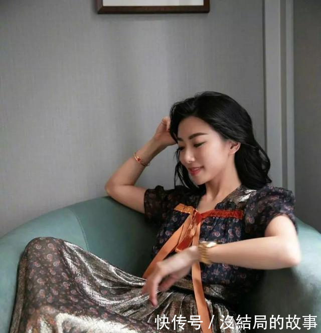 郑恺前女友程晓玥现身时装周,与关晓彤同框,差