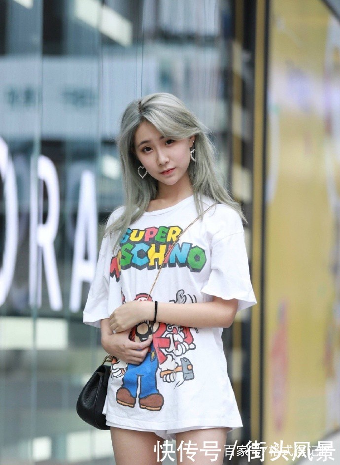 街拍:香肩美女,一字肩的服装感觉要滑落了