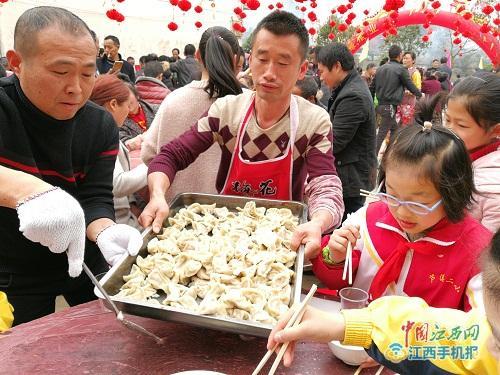 江西萍乡:村民集体过大年 喜谈中央一号文件爱民惠民