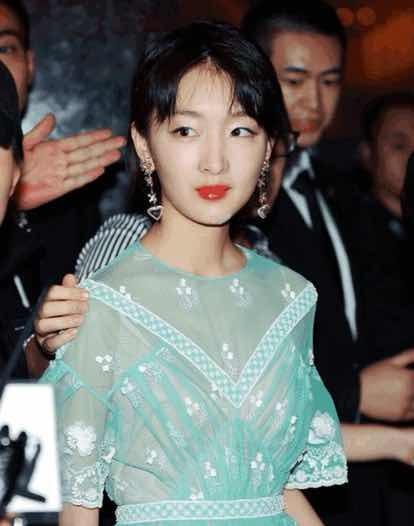 周冬雨因不穿内衣被提问, 四个字再现神回复, 网