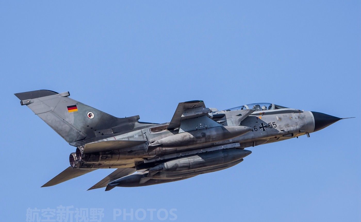 德国空军狂风战斗机反辐射型 黑色雷达罩 不装