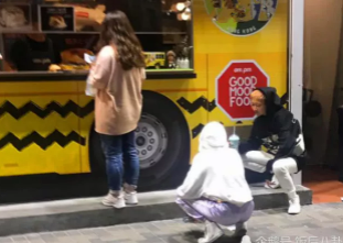 吴卓林与妻子婚后现身街头，蹲在路边吃免费食物旁若无人