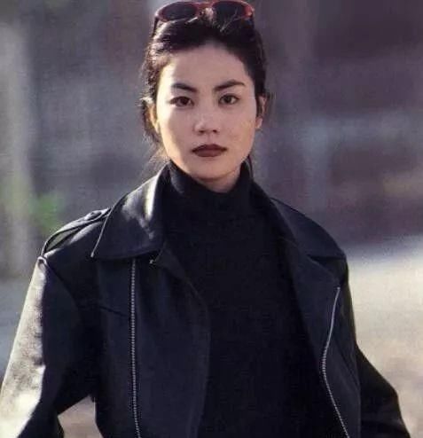 张柏芝晒12岁清纯照,与同年23岁的王菲相比,她