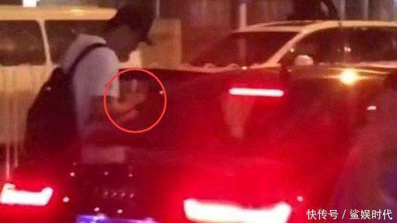 张恒接郑爽下班, 细节看出他比郑爽更主动, 比张