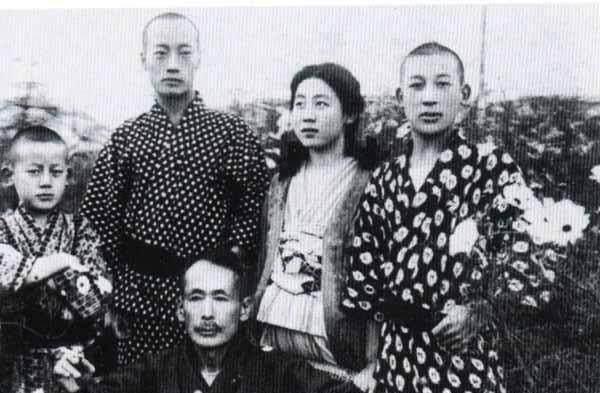 这个王爷为复辟满清投靠日本人,天皇葬礼他服