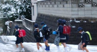 为什么日本的小孩冬天都穿很少?光着脚不怕冷