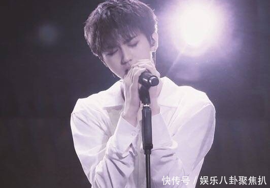 蔡徐坤为何被激光笔照射?蔡徐坤致敬经典,粉丝