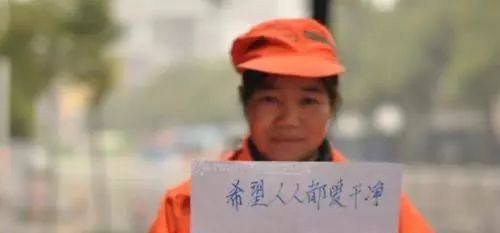 当这个55岁的环卫工人脱下衣服,你就知道什么