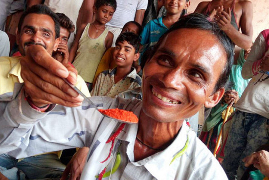 印度生吞活鱼治疗哮喘 家族代代相传(图)