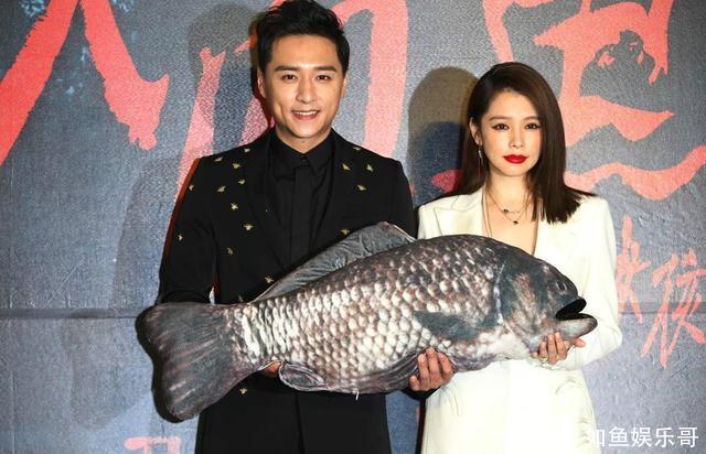 徐若瑄红色高跟鞋亮相恐怖片发布会,与小两岁