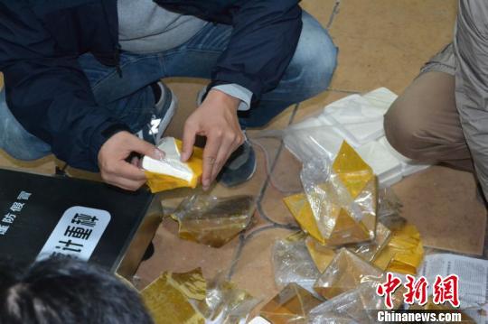 男子“全副武装”骑摩托运毒11公斤 被警方抓获