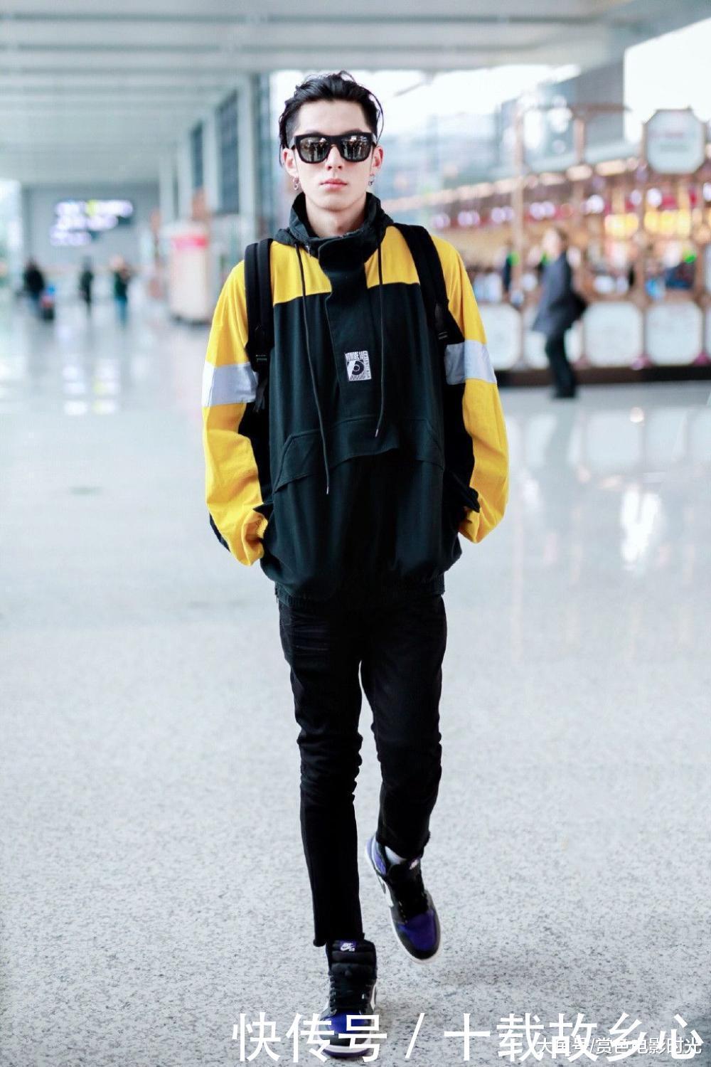 道明寺王鹤棣穿拼接外套配黑色长裤现身 双手