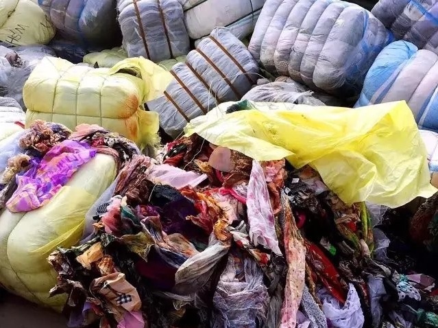 海关截获500吨韩国旧服装 有的来自太平间