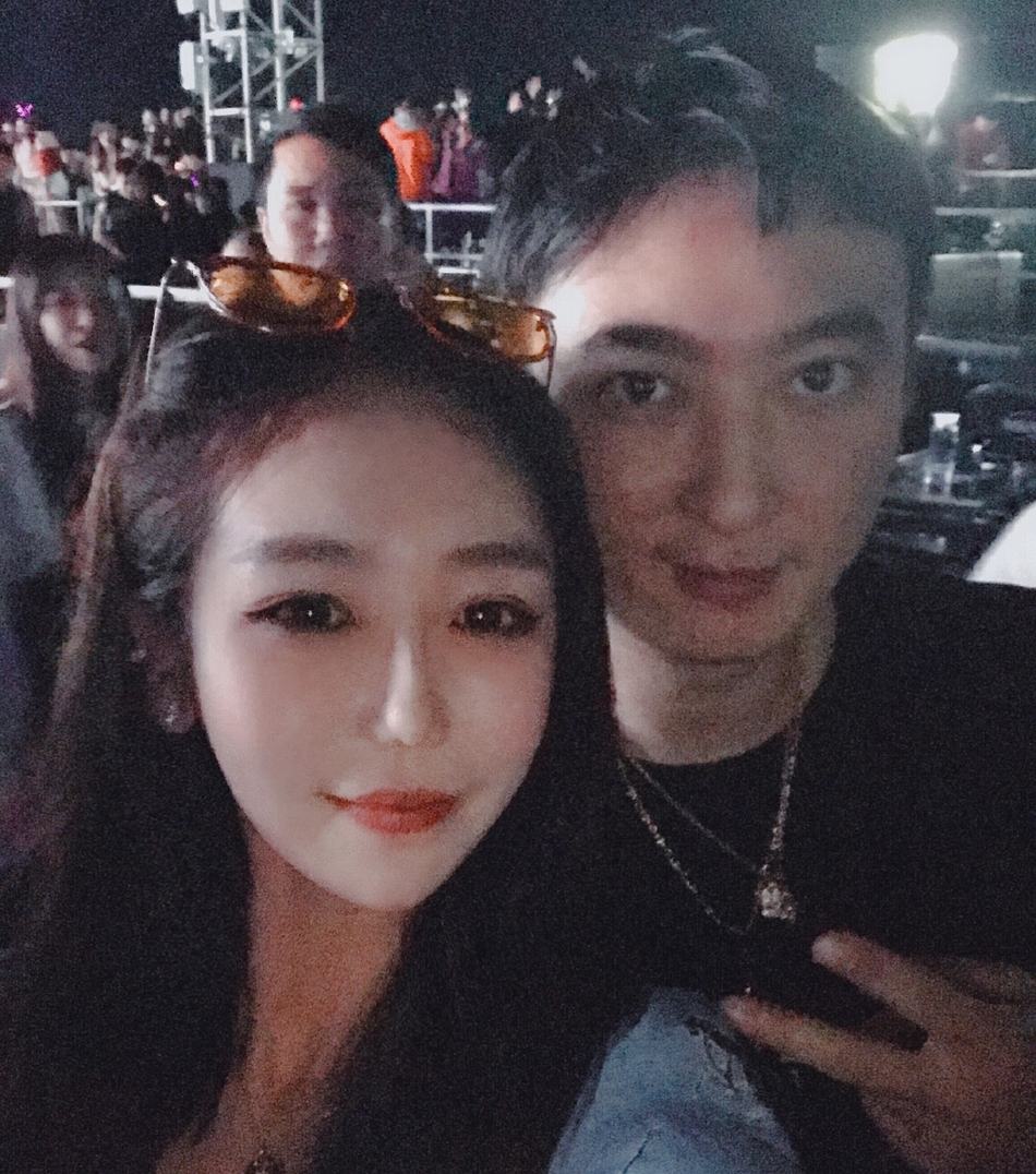 王思聪三亚同行女伴正面照疑曝光 女方微博晒