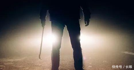 英国移民局在唐人街抓捕黑工,华人女脱衣在执