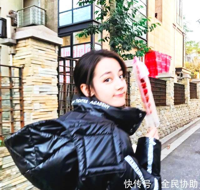 迪丽热巴风风火火赶飞机,一不下心误踩路人结