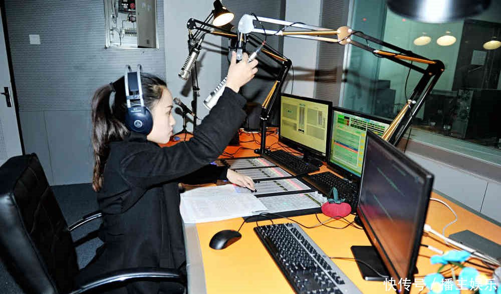 揭秘电台直播间真实样子你以为主持人在念稿子