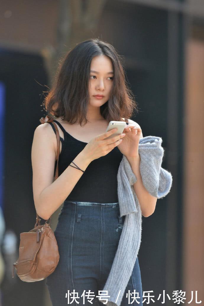街拍美女:小姐姐真时尚,将牛仔裤前后反穿,不显尴尬反而忒美 澳门皇冠开户注册