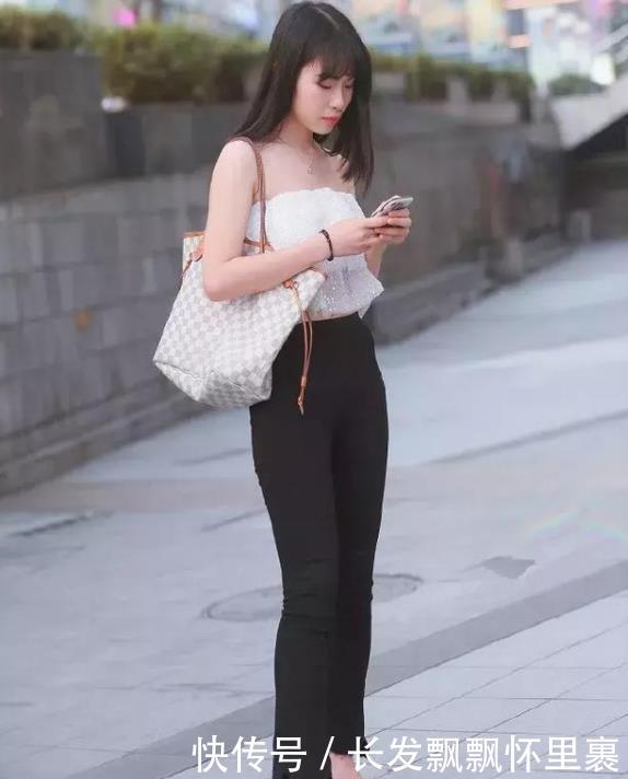 暗香袭人的小姐姐,一件白色露肩上衣配黑色长裤,魅力十足 老虎机娱乐网址