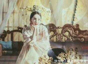 杨幂与好友同穿情侣装, 网友: 铁打的杨幂、流水