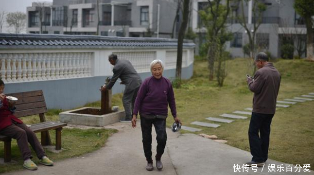 留守老人靠拾荒养大两个孙子,儿媳的一番话,险