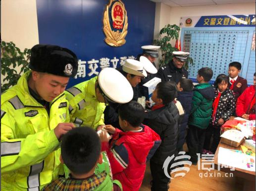 嘉峪关小学师生送上自创诗歌 感谢交警辛勤护